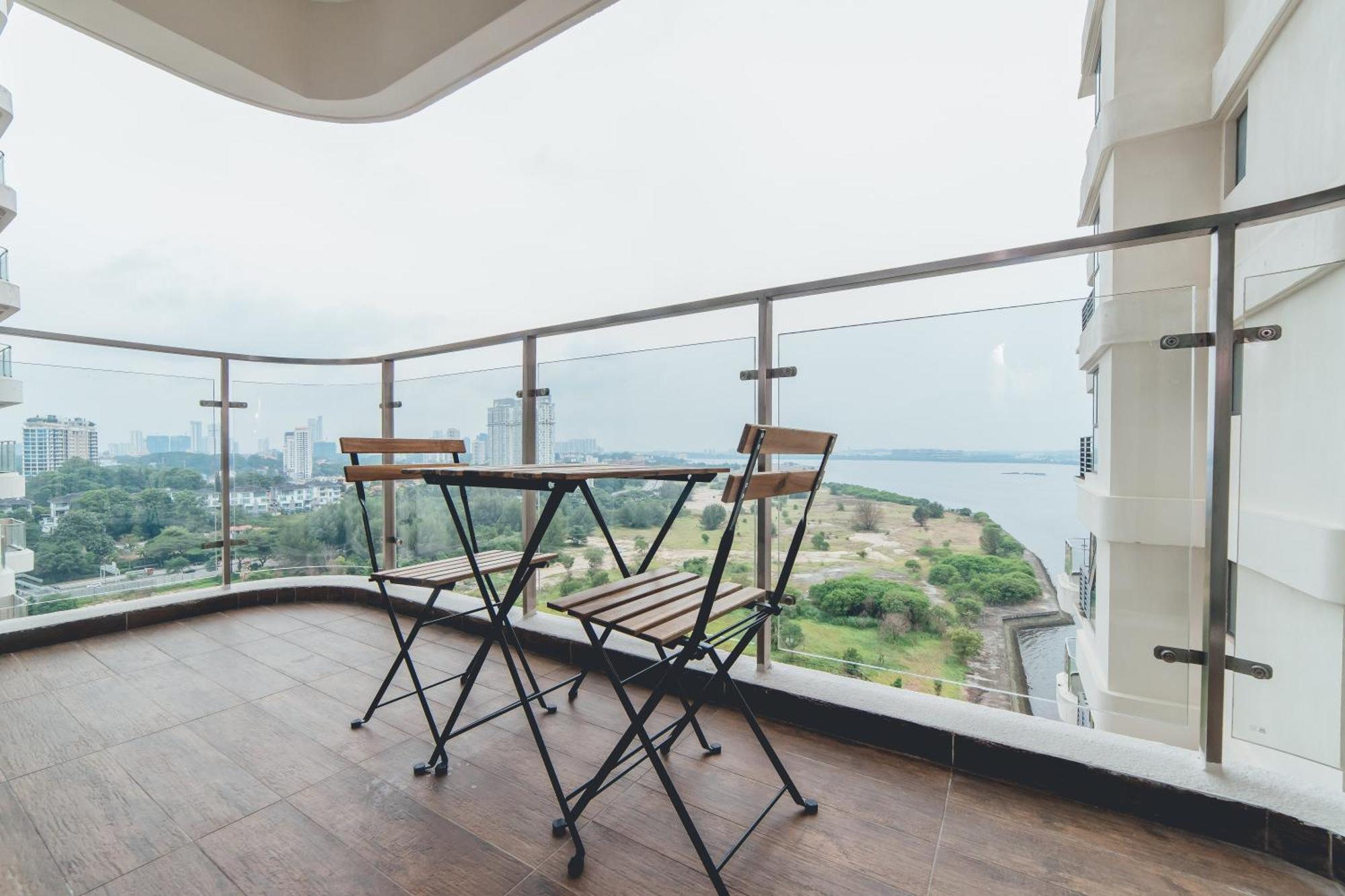 Pangsapuri Danga Bay Coastal Bliss 3br 8pax W 3balcony By Our